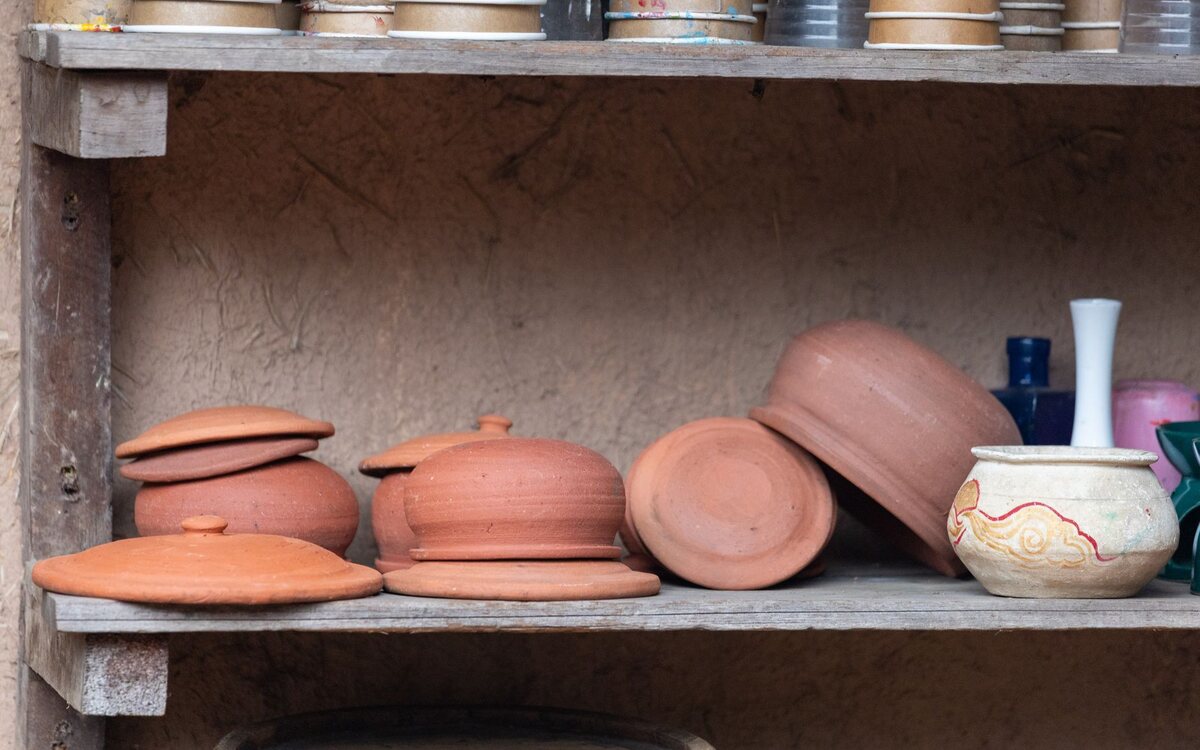 Prateleira com peças artesanais expostas
